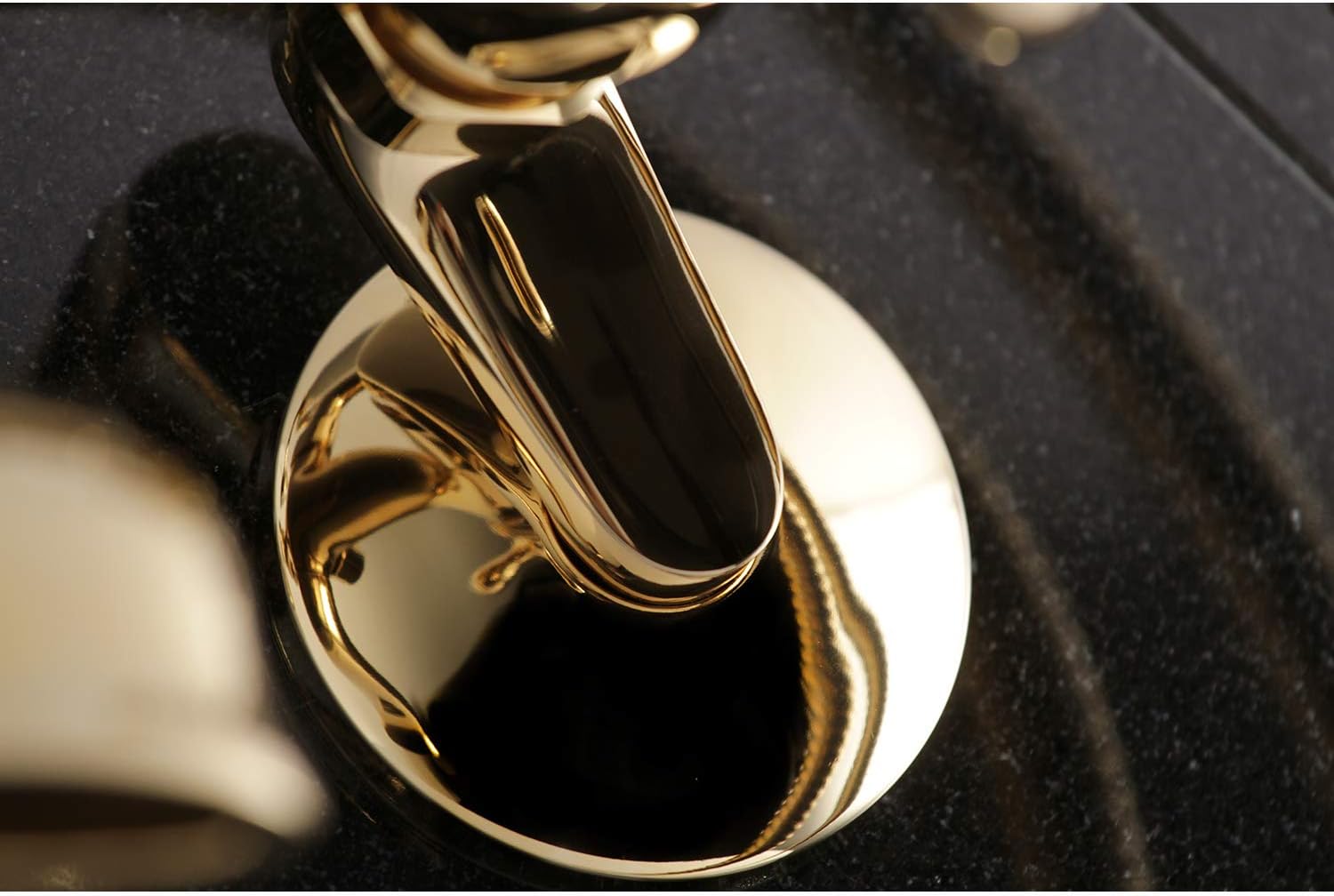 Kingston Brass KS286PB Essex – Grifo de bañera de pared con ducha de mano, alcance de boquilla de 7-14 pulgadas, latón pulido