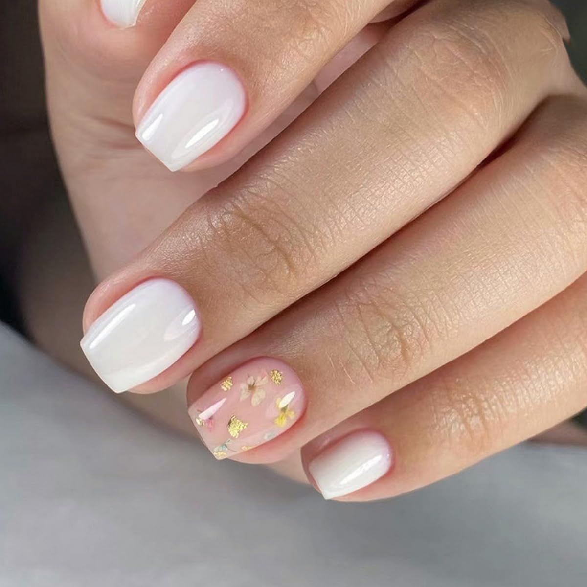 Uñas postizas a presión de color sólido, uñas postizas cuadradas cortas, uñas adhesivas blancas frescas brillantes con flores y diseños de purpurina
