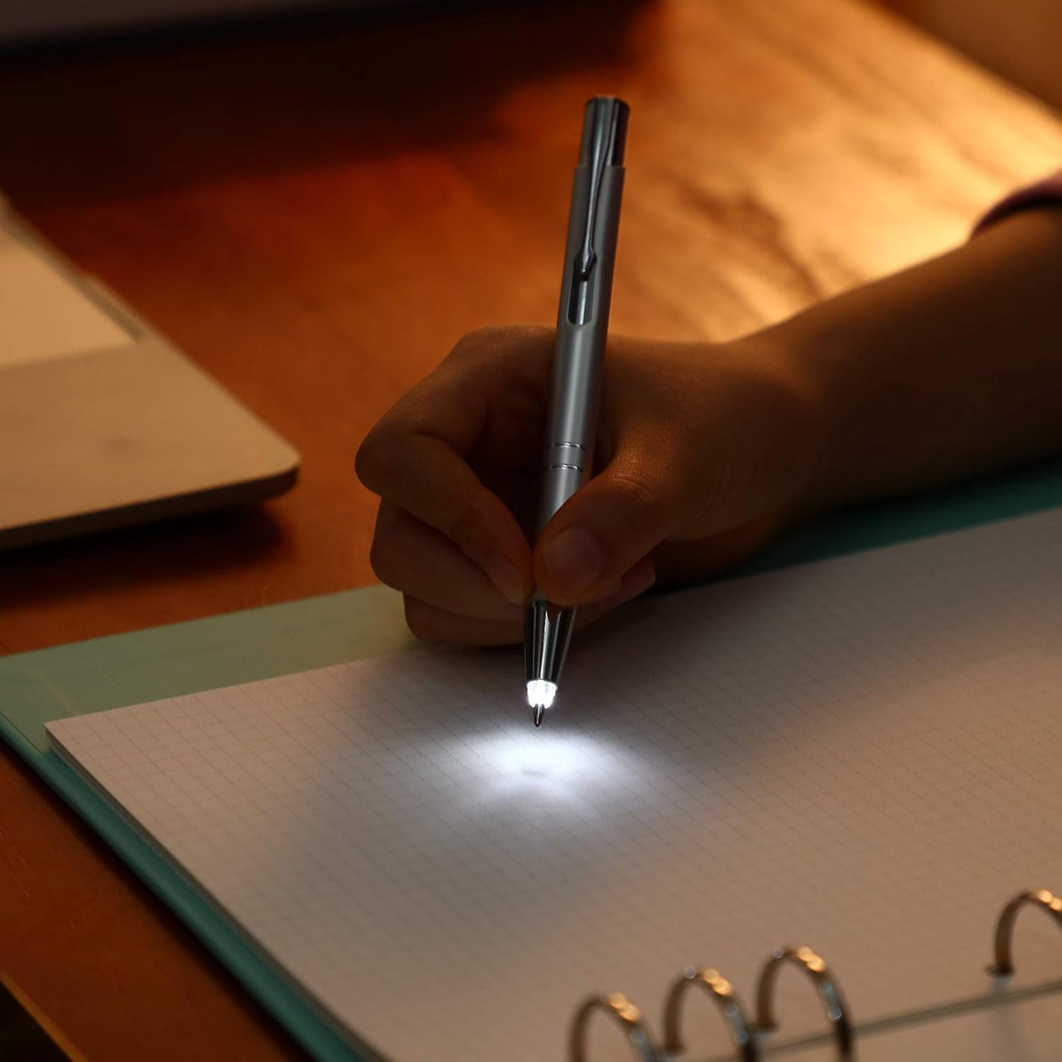 Zonon Bolígrafo de punta iluminada de 4 piezas con linterna de luz, bolígrafo de luz LED, bolígrafo con luz LED para escribir en la oscuridad