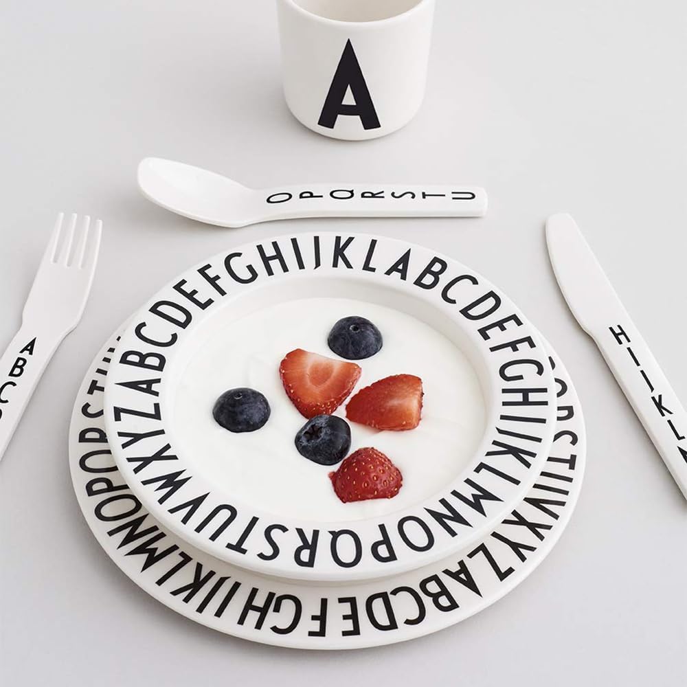 Design Letters Eat & Learn – Juego de 4 tenedores, cuchillos y cucharas para niños pequeños, diseño en Dinamarca, juego de cubiertos Tritan para