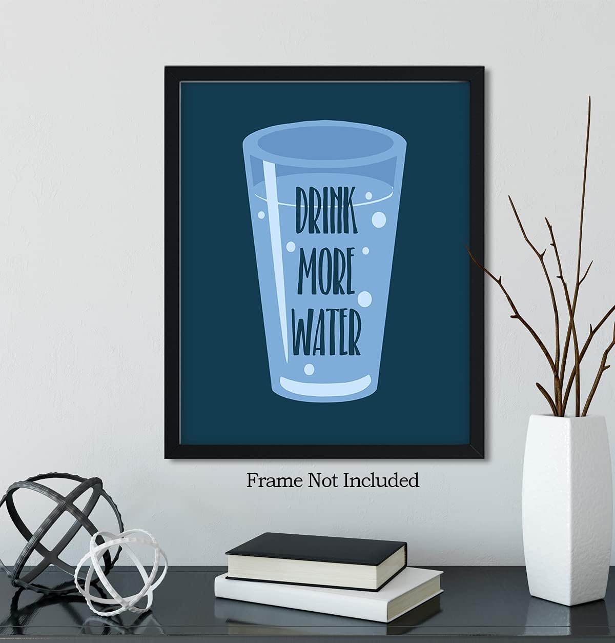 Govivo Bebe más agua – Impresión artística para decoración de pared con un fondo azul oscuro – Obra de arte sin marco de 8 x 10 pulgadas impresa en