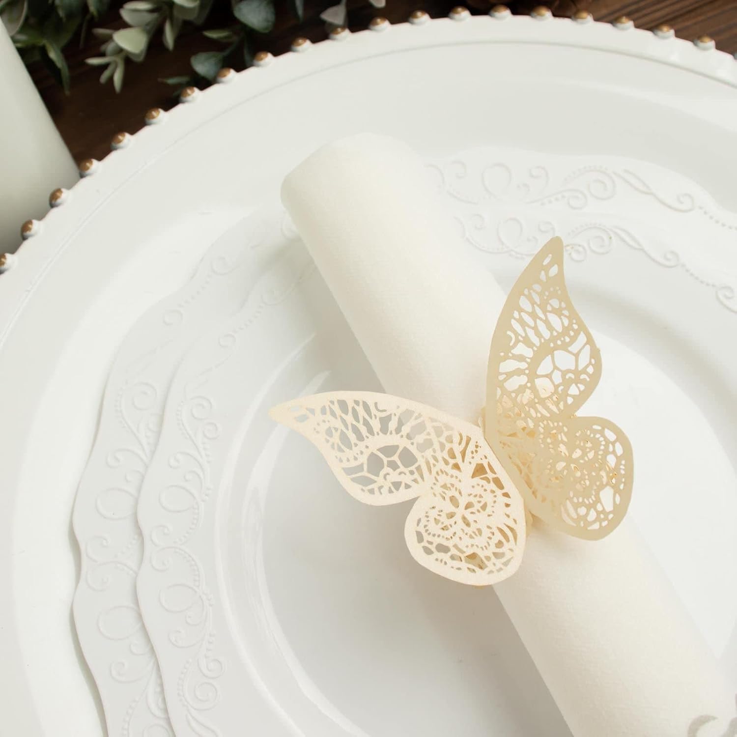 Efavormart – Paquete de 12 servilleteros de papel de mariposa de corte láser de marfil, lazos para silla, soportes para servilletas
