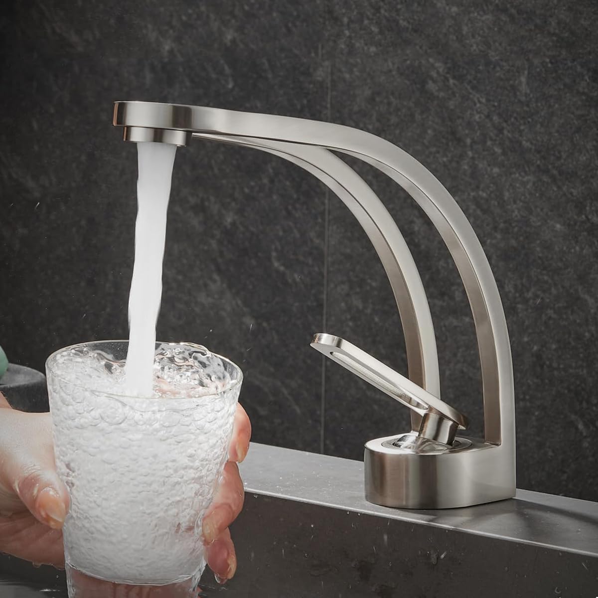 Elegante grifo de lavabo de baño de un solo agujero, níquel cepillado hueco para fregadero de tocador de latón sólido, grifo de lavabo de una sola