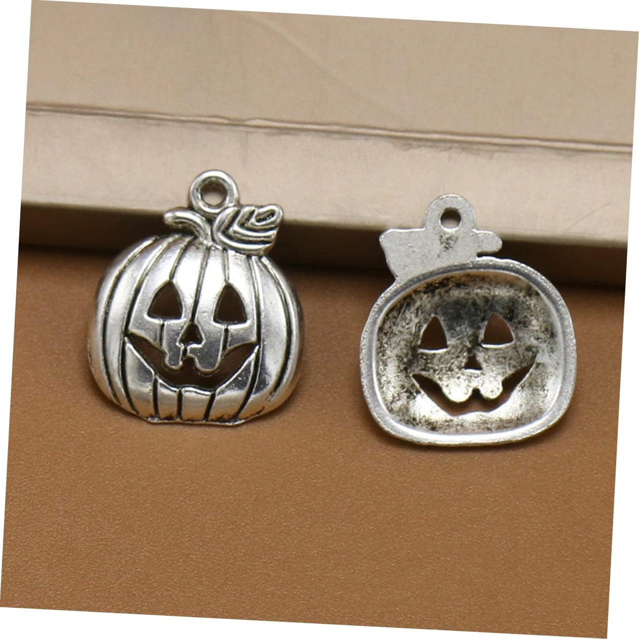 VILLCASE 100 dijes de bruja de Acción de Gracias, dijes de calabaza para collares, decoración retro, collar de bruja, aretes de Halloween, pulsera,