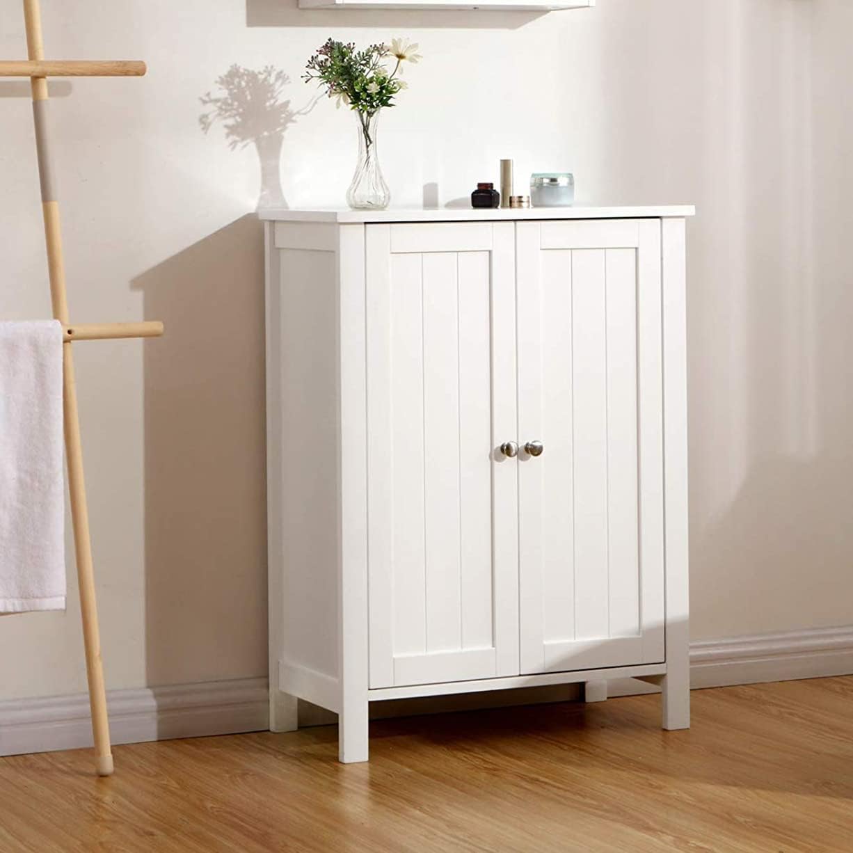 Armario de baño pequeño armario de almacenamiento de 2 puertas, muebles independientes con estante ajustable, almacenamiento de toallas de baño para