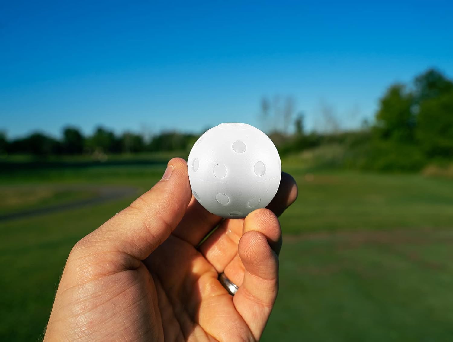 KISEER Paquete de 90 pelotas de golf coloridas de plástico para práctica, flujo de aire, pelotas de golf huecas de entrenamiento con malla de