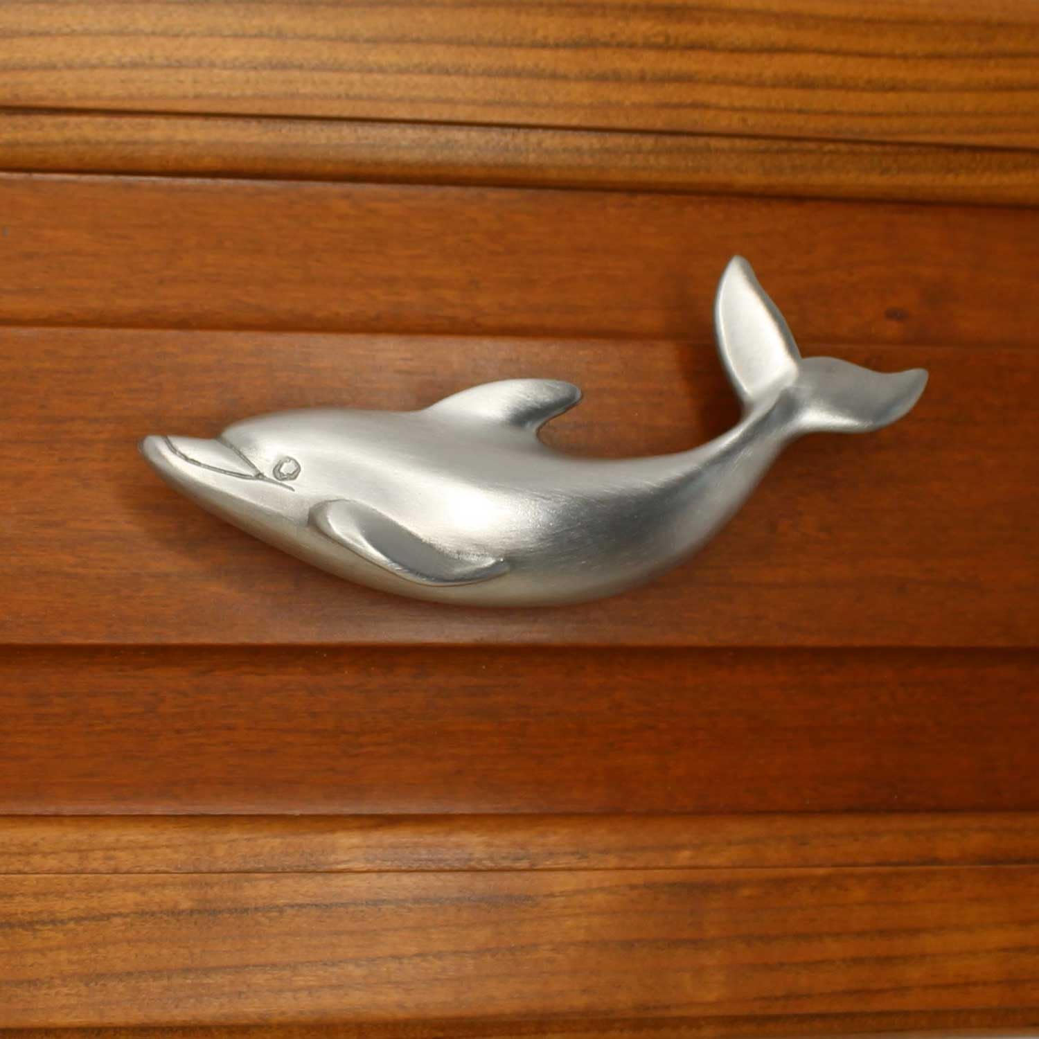 Costello Coastal – Tirador de cajón Dolphin (orientado a la izquierda)  Colección de herrajes de peltre