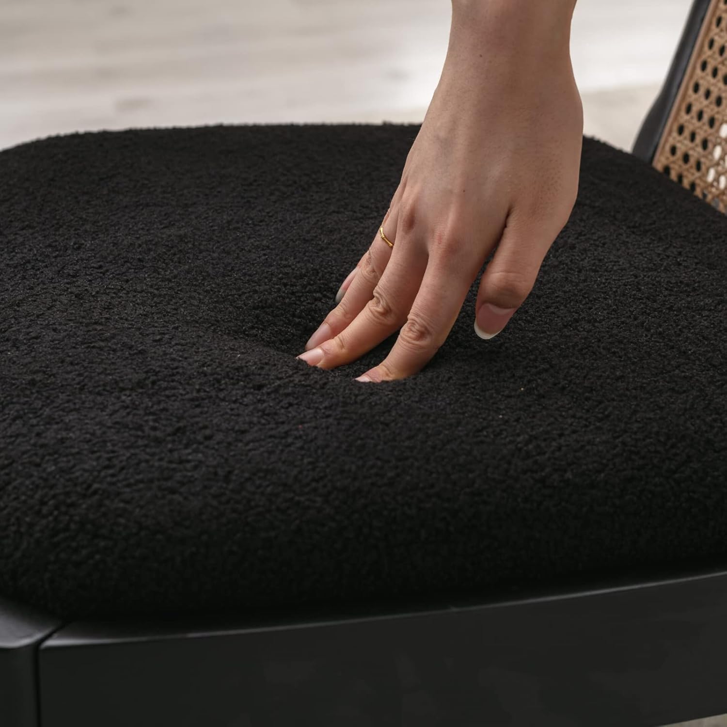 LukeAlon Juego de 2 taburetes de bar modernos de sherpa, de 26 pulgadas de altura de asiento, con patas de madera, caña de ratán natural, sillas de