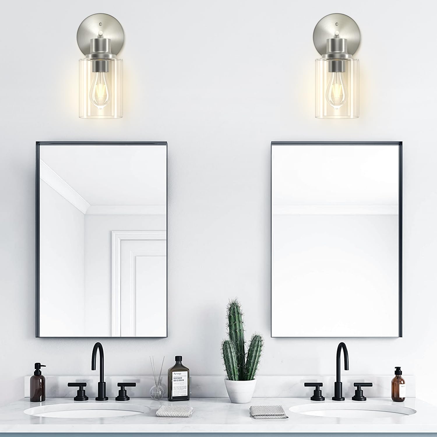 GORDNWE Aplique de pared de baño de 1 luz, luz de tocador de níquel cepillado, moderna lámpara de pared con pantalla de vidrio transparente y base