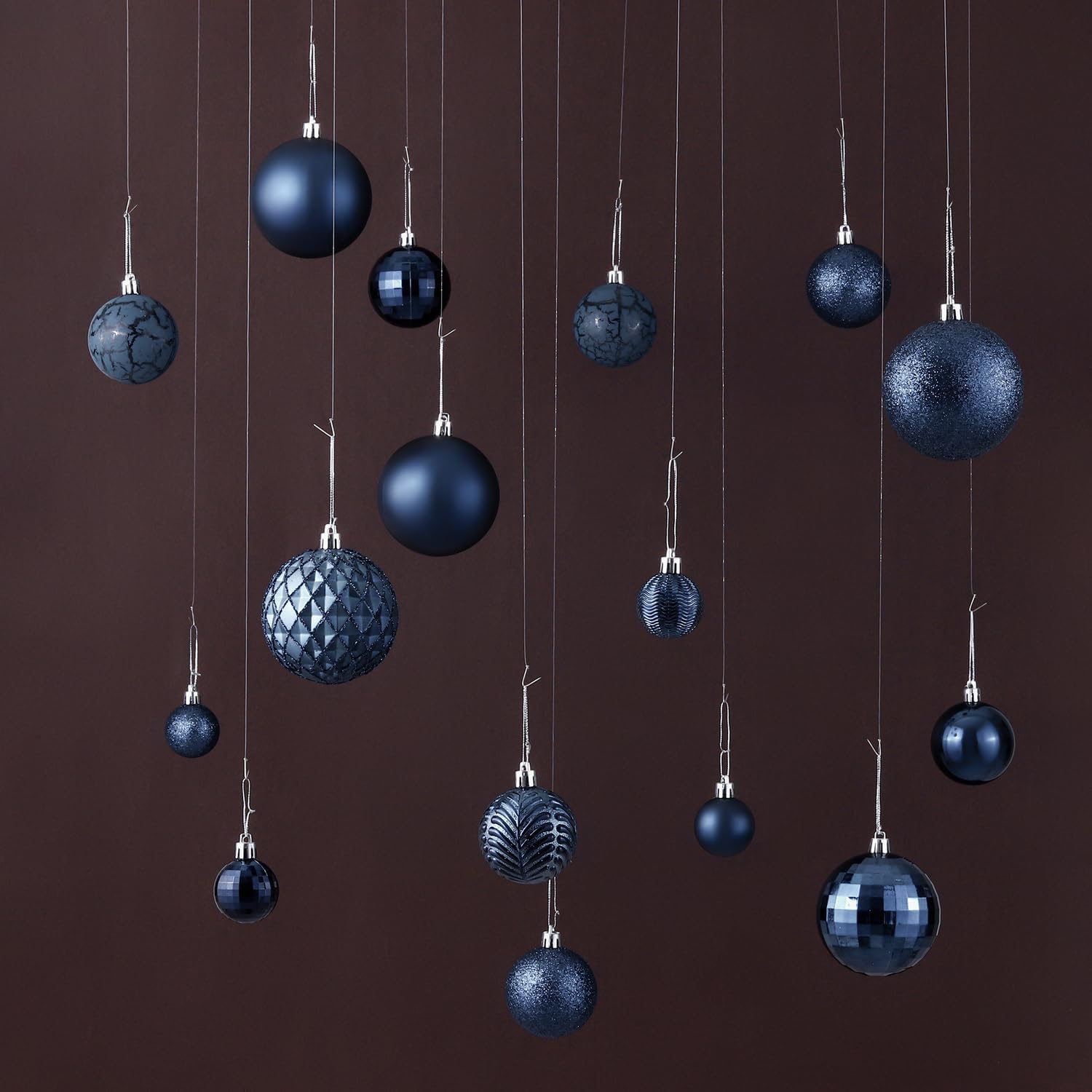 LANGXUN 36 bolas de decoración de árbol de Navidad color azul medianoche 2023, 6 bolas de Navidad de 3.2 pulgadas, 12 piezas de 2.4 pulgadas, 18