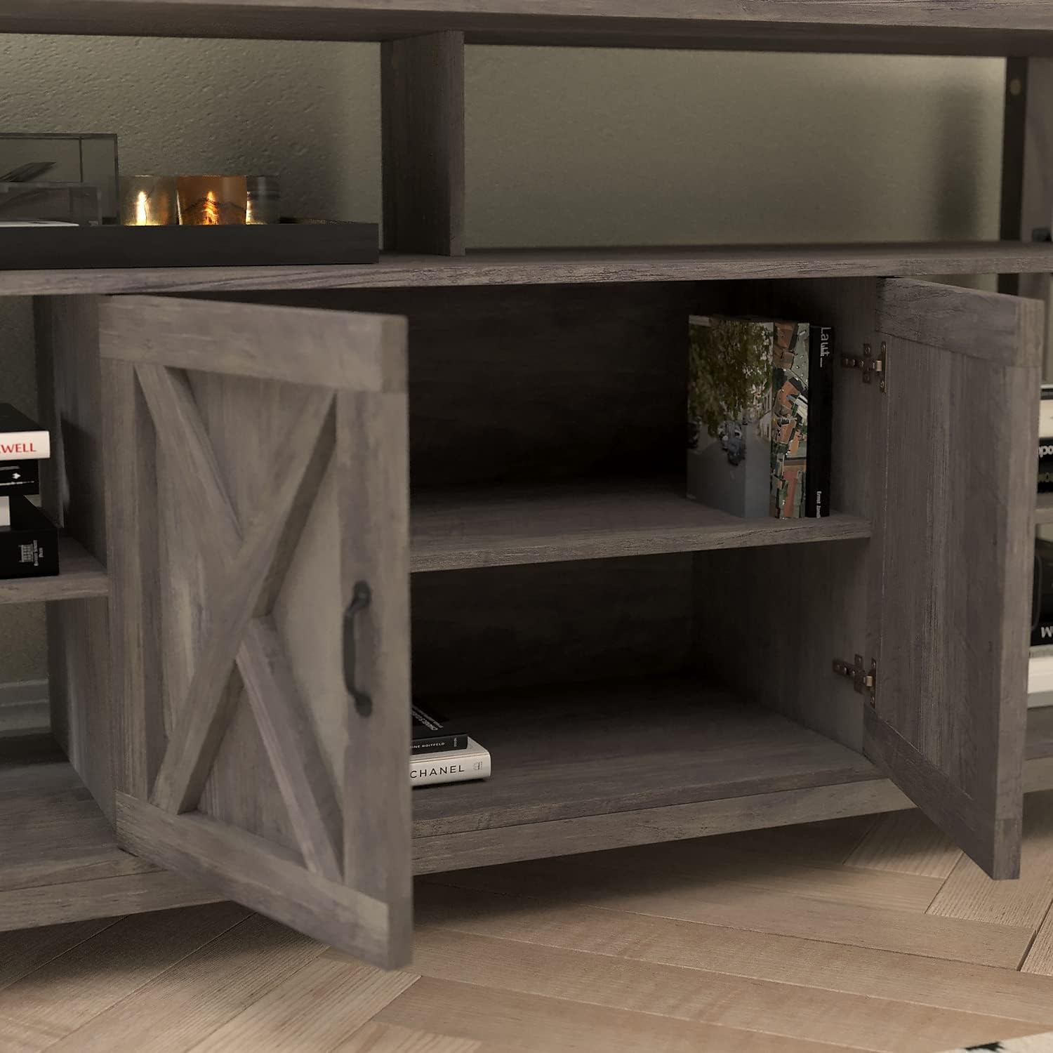Flash Furniture Wyatt – Mueble de TV alto y moderno de 60 pulgadas, gabinete de consola gris costero, estante central ajustable, estantes fijos para