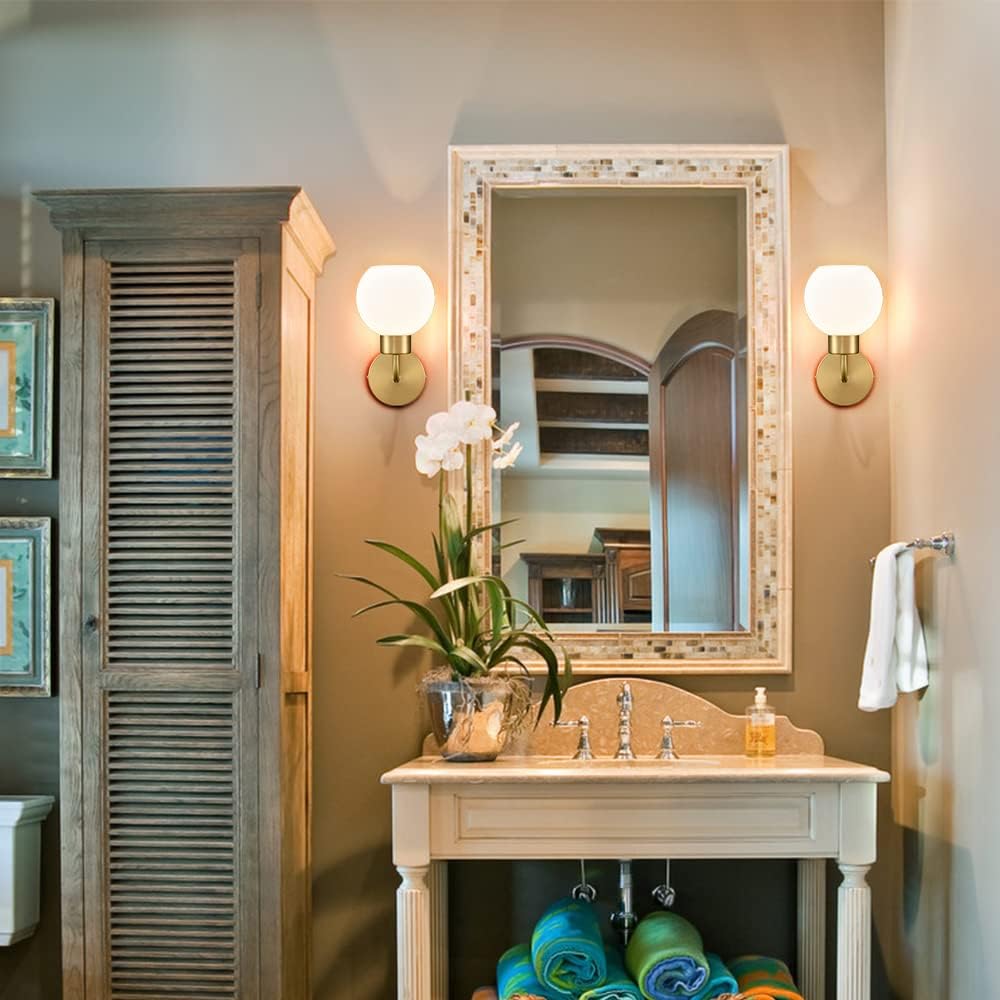 Moderno aplique de pared de baño dorado con globo de cristal de ópalo para baño y dormitorio, juego de 2