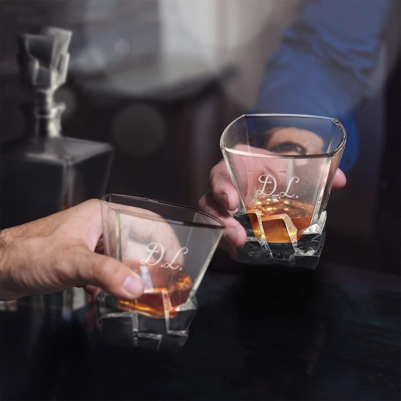 Maverton Decantador de whisky personalizado y 4 vasos para hombre – Elegante juego de whisky con grabado – Modelo de cubitos de hielo – Elegante
