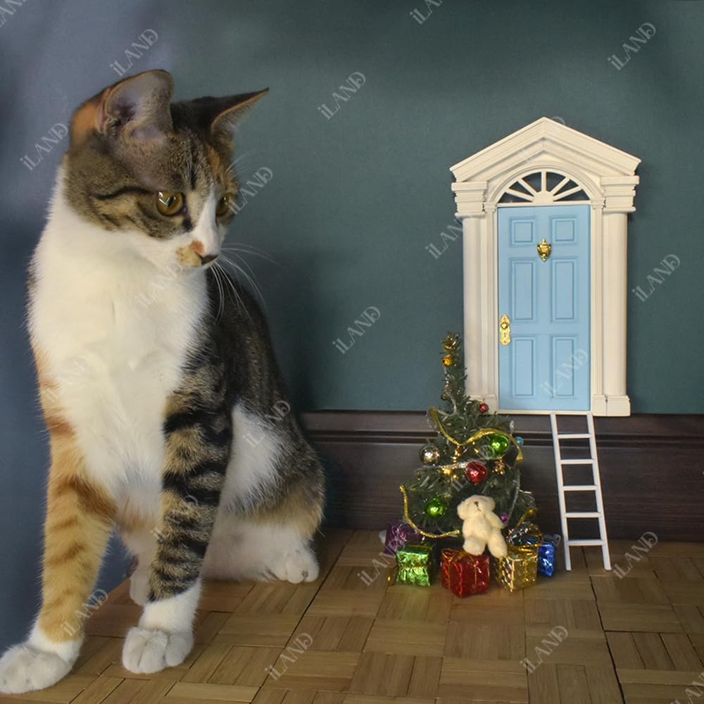 iLAND Accesorios de casa de muñecas para decoración de Navidad, árbol de Navidad en miniatura brillante con regalos para puerta de elfo y puerta de