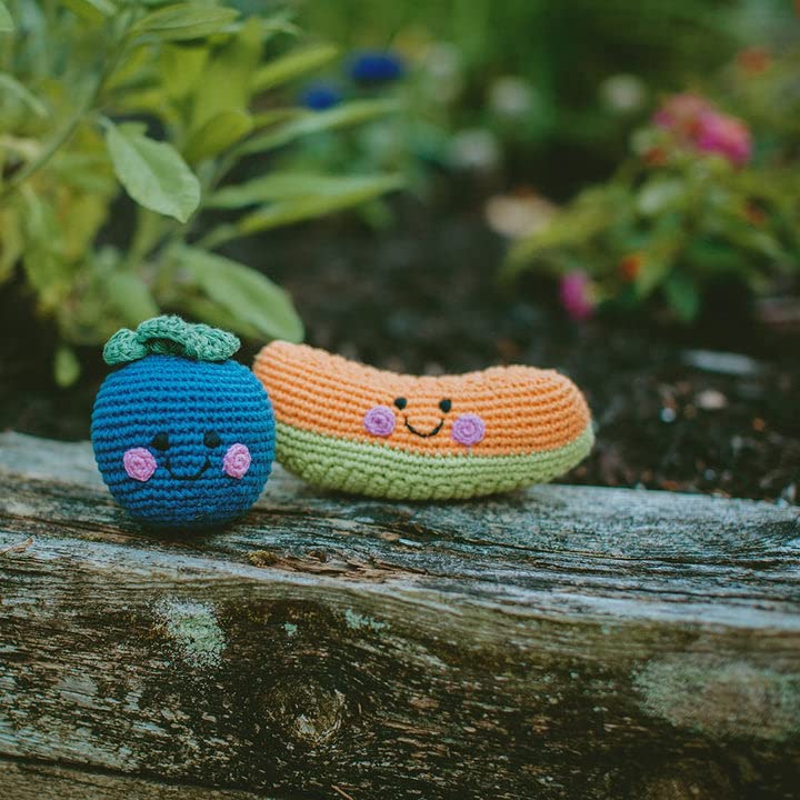 Pebble  Sonajero de arándanos hecho a mano  Crochet  Comercio Justo  Simulación  Juego imaginativo  Bosques  Sonajero  Lavable a máquina