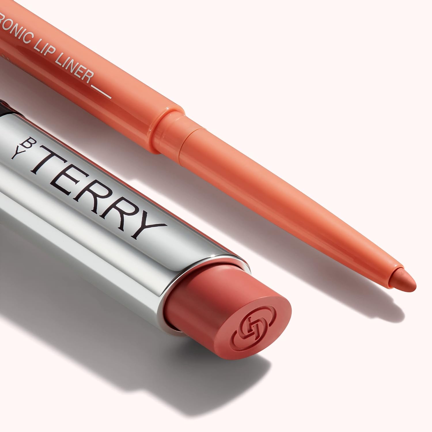 By Terry Lápiz delineador de labios hialurónico, define los labios, fórmula cremosa e hidratante, cobertura intensamente pigmentada y duradera,