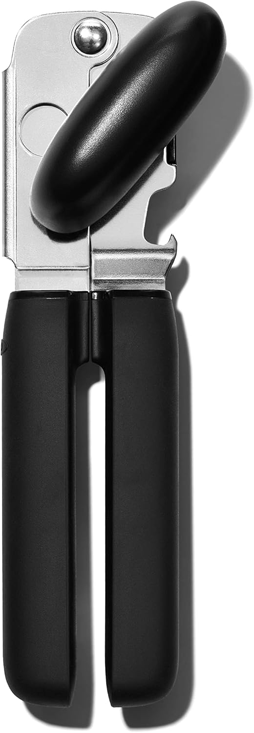 OXO Good Grips – Abrelatas manual de mango suave y taza medidora en ángulo