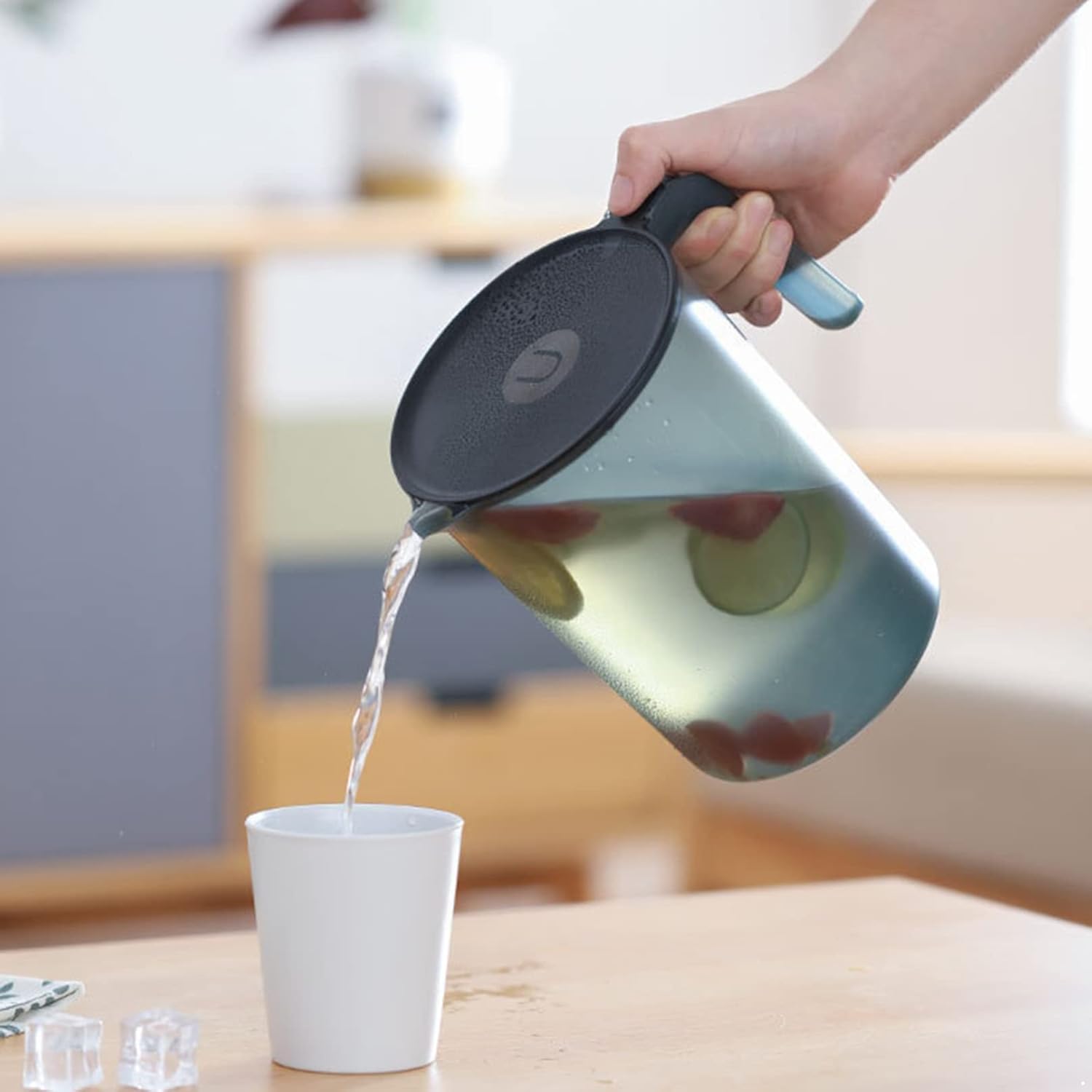 YiZYiF Jarra de plástico de gran capacidad con tapa para bebidas, jarra de agua, jugo, bebida, hervidor de té, bebidas calientes, color negro, 84.5