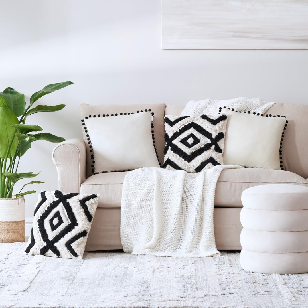 NAIMDECOR Juego de 4 fundas de almohada bohemias de color negro y crema de 18 x 18 pulgadas, almohadas decorativas para sofá, pompones de terciopelo