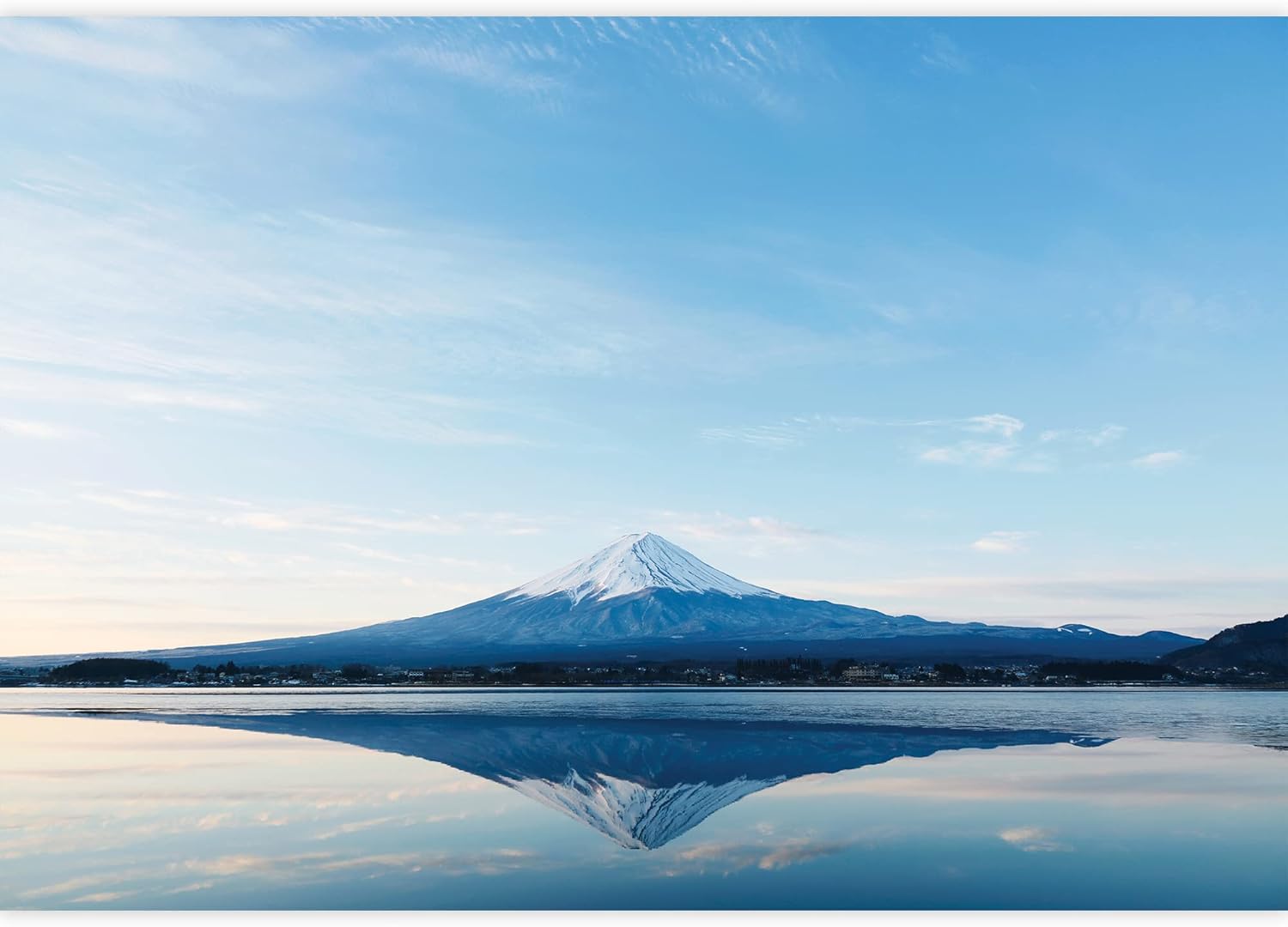 wall26 – Monte Fuji y reflejo en un lago perfectamente liso – Paisaje – Mural de pared, adhesivo extraíble, decoración del hogar – 66 x 96 pulgadas