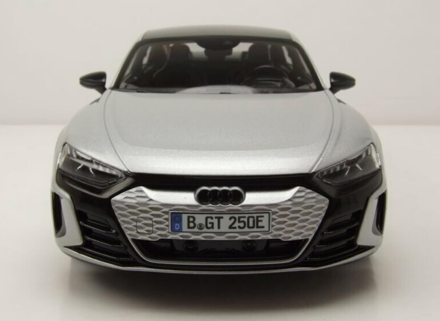 Audi RS e-tron GT 2022 Escala 118 Edición Especial Colección Modelo