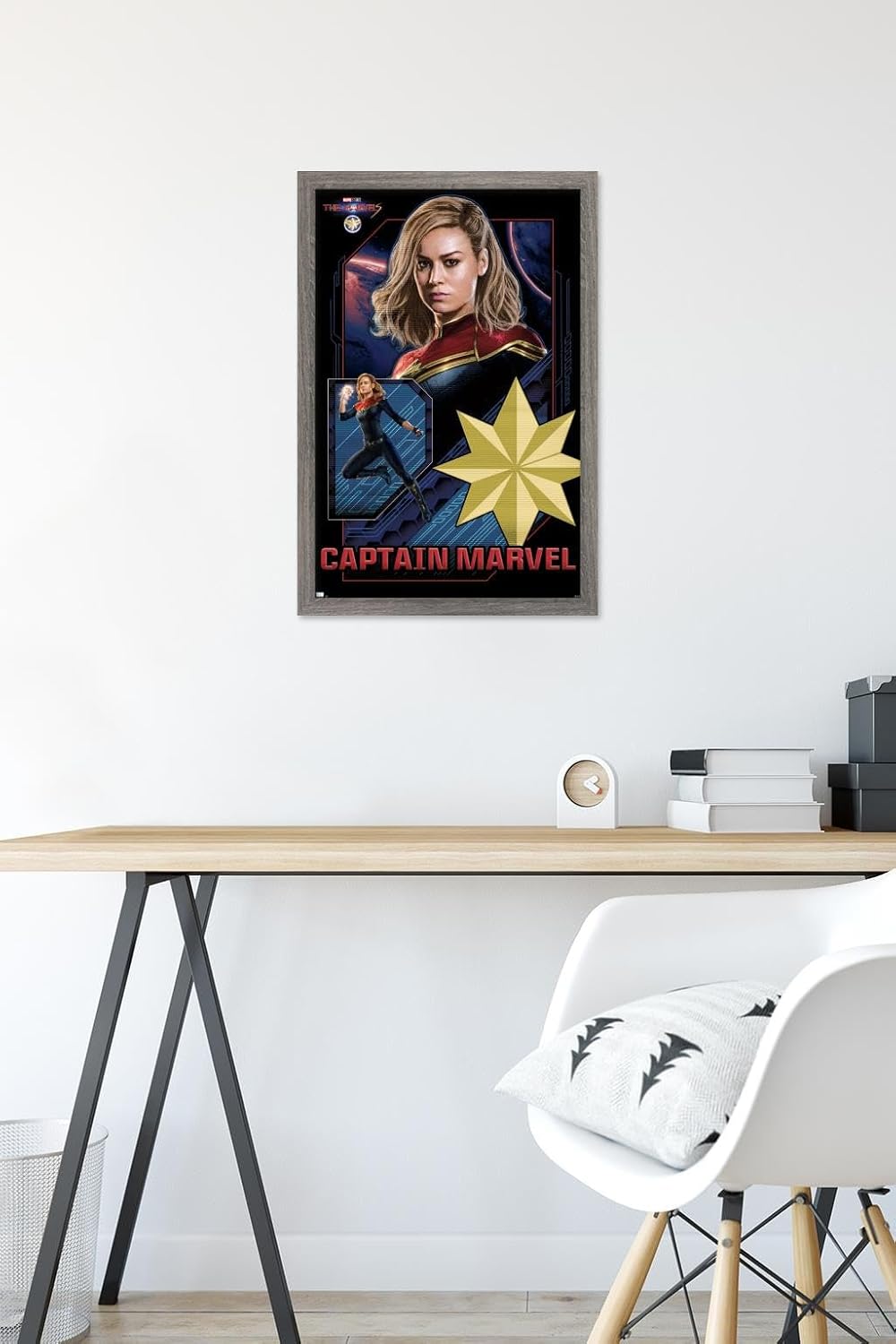 Trends International Marvel The Marvels – Póster de pared de Capitán Marvel, 14.72 x 22.37 pulgadas, versión enmarcada de madera de granero