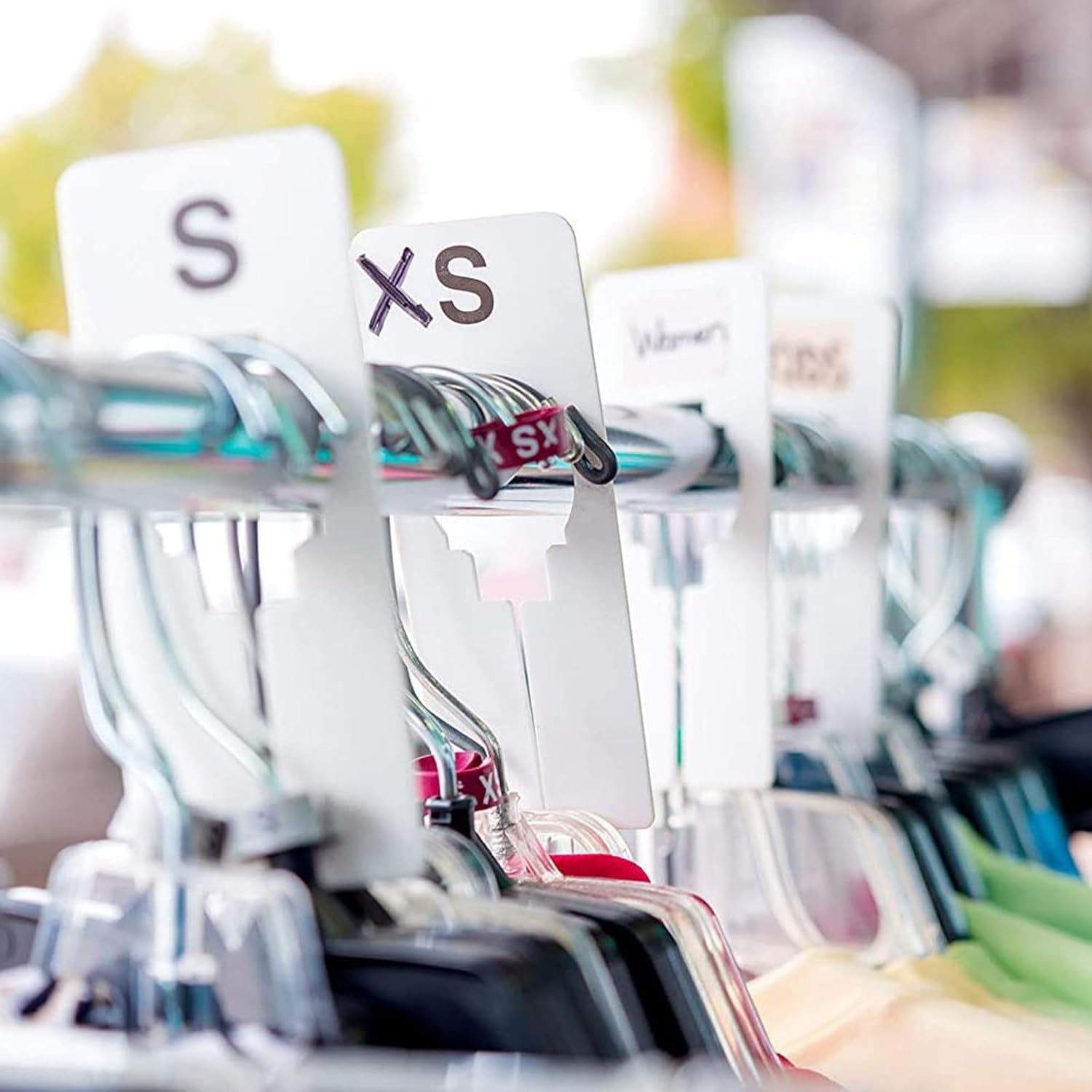 Juvale Paquete de 60 separadores de plástico para colgar ropa, etiquetas blancas en blanco para grandes almacenes, perchas separadoras de tamaño de