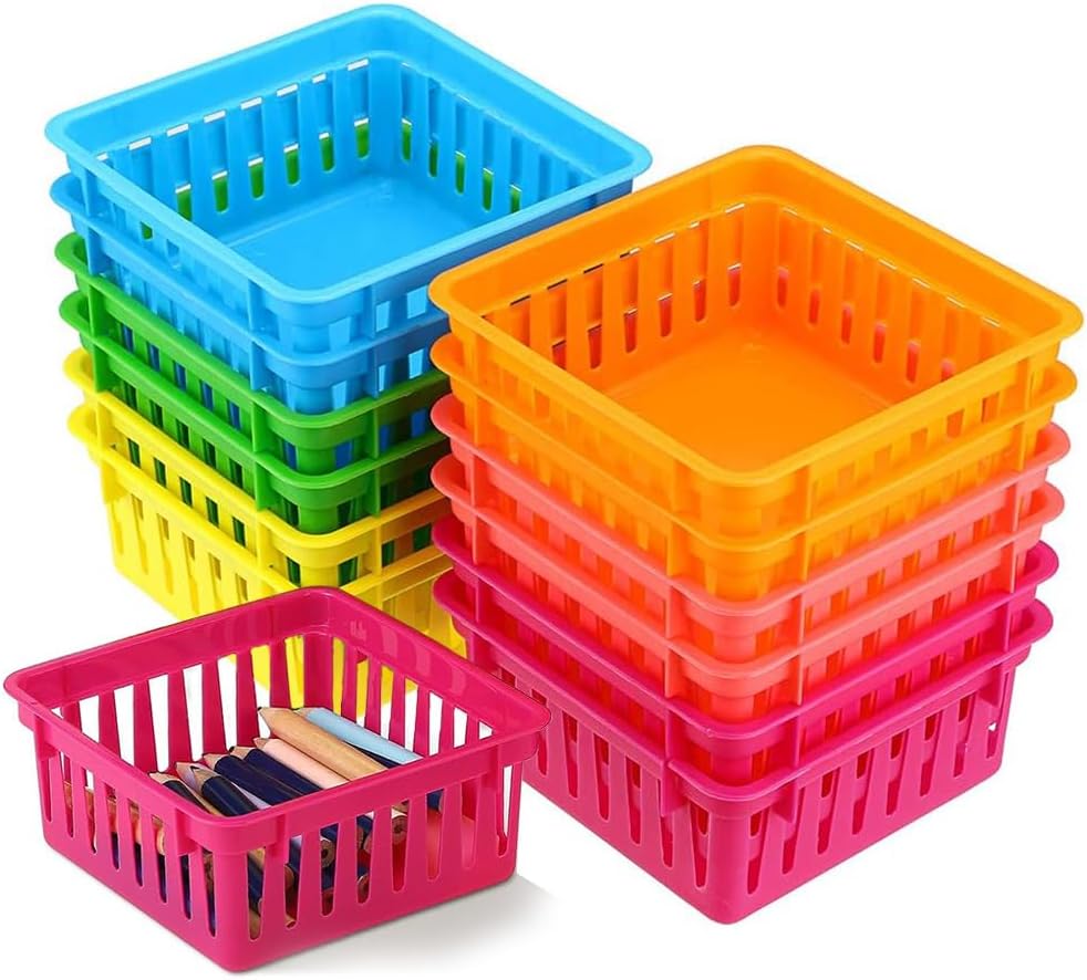 Fulanfudi Paquete de 24 canastas de plástico pequeñas y coloridas para el aula, canastas pequeñas de plástico coloridas para el aula, 24 cestas de
