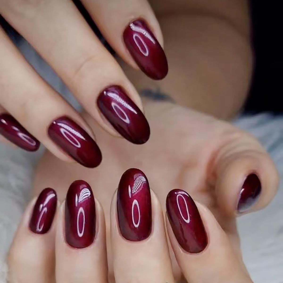Uñas postizas a presión medianas ovaladas, uñas postizas acrílicas de almendra, uñas postizas color rojo vino con diseños de efecto espejo mágico