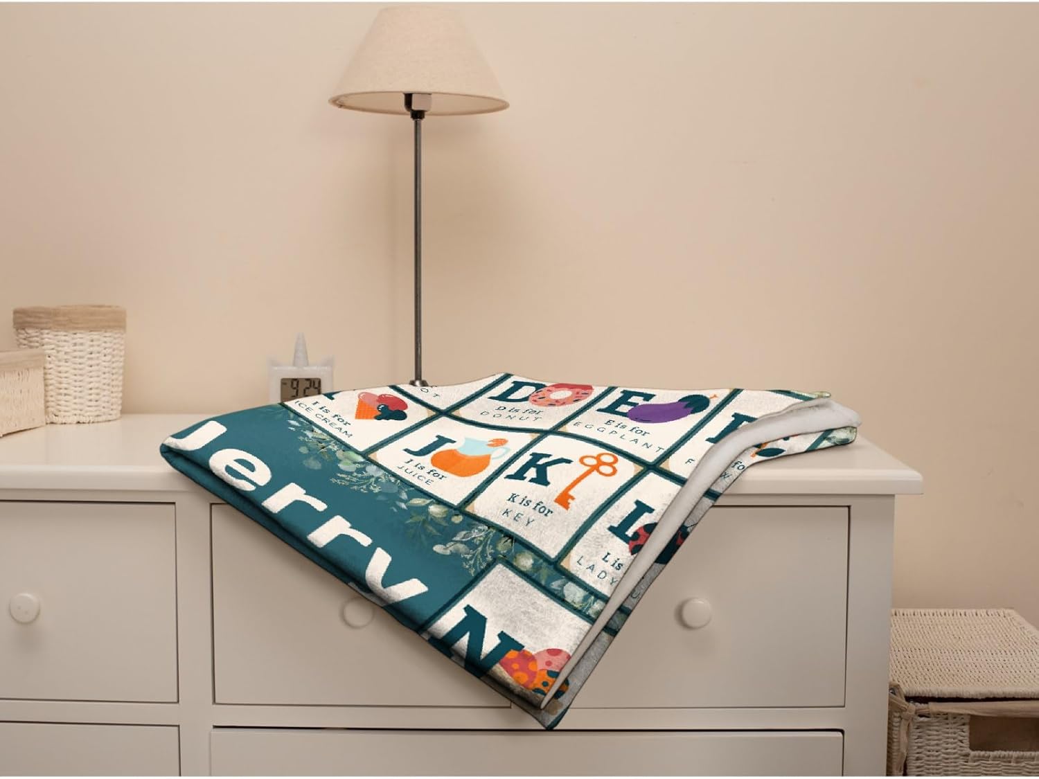 Manta personalizada con nombre del alfabeto flora, manta suave de franela ligera para sofá, ropa de cama de viaje, regalo perfecto para seres