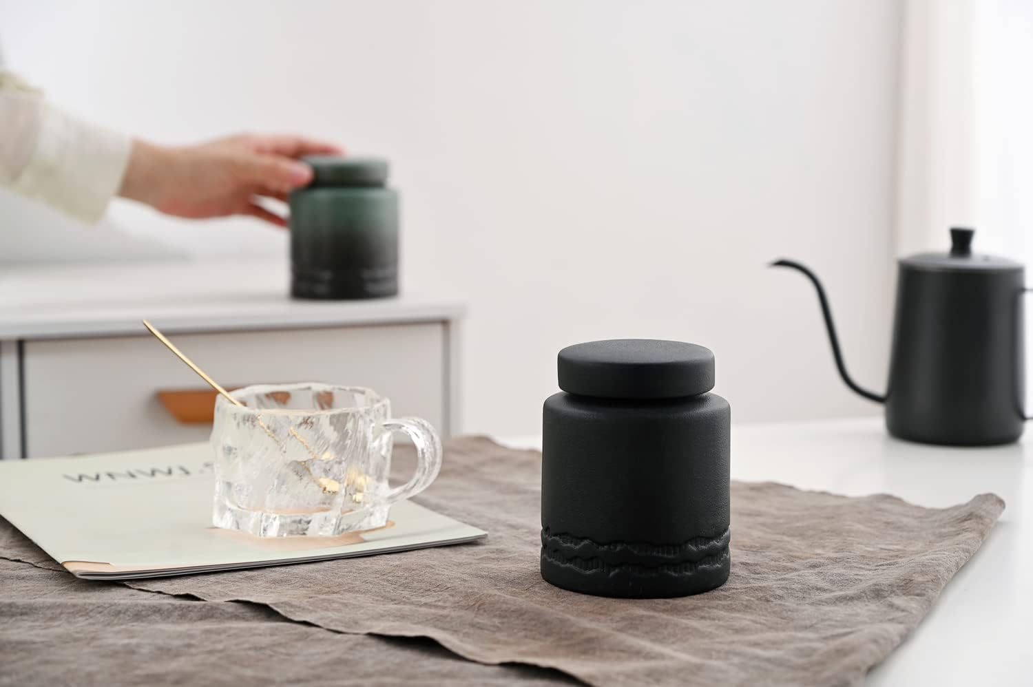 Tarro de almacenamiento de alimentos cilíndrico de cerámica con tapa hermética para café, té, hierbas, azúcar, especias, nueces (negro pequeño))