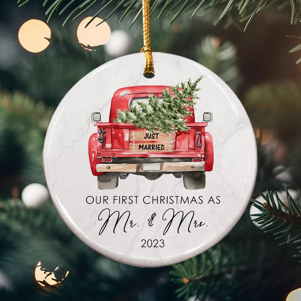 Adorno de camión de cerámica con texto en inglés “Our First Christmas As Mr & Mrs 2023”, decoración roja clásica para árbol de Navidad, casados