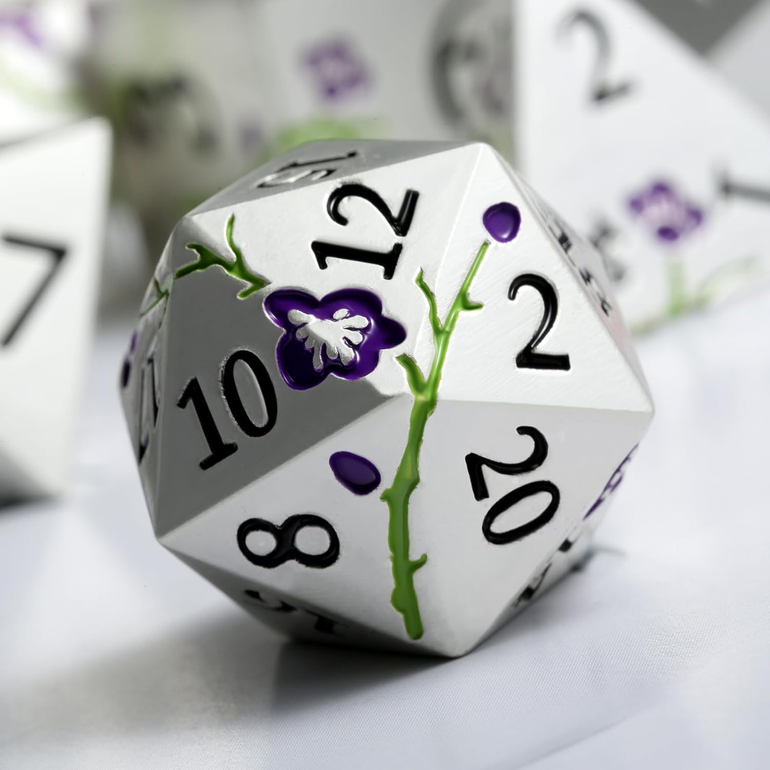 DNDND – Juego de 7 dados metálicos metálicos pesados con estuche de regalo para juego de mesa de Calabozos y Dragones (plata mate con flor morada)