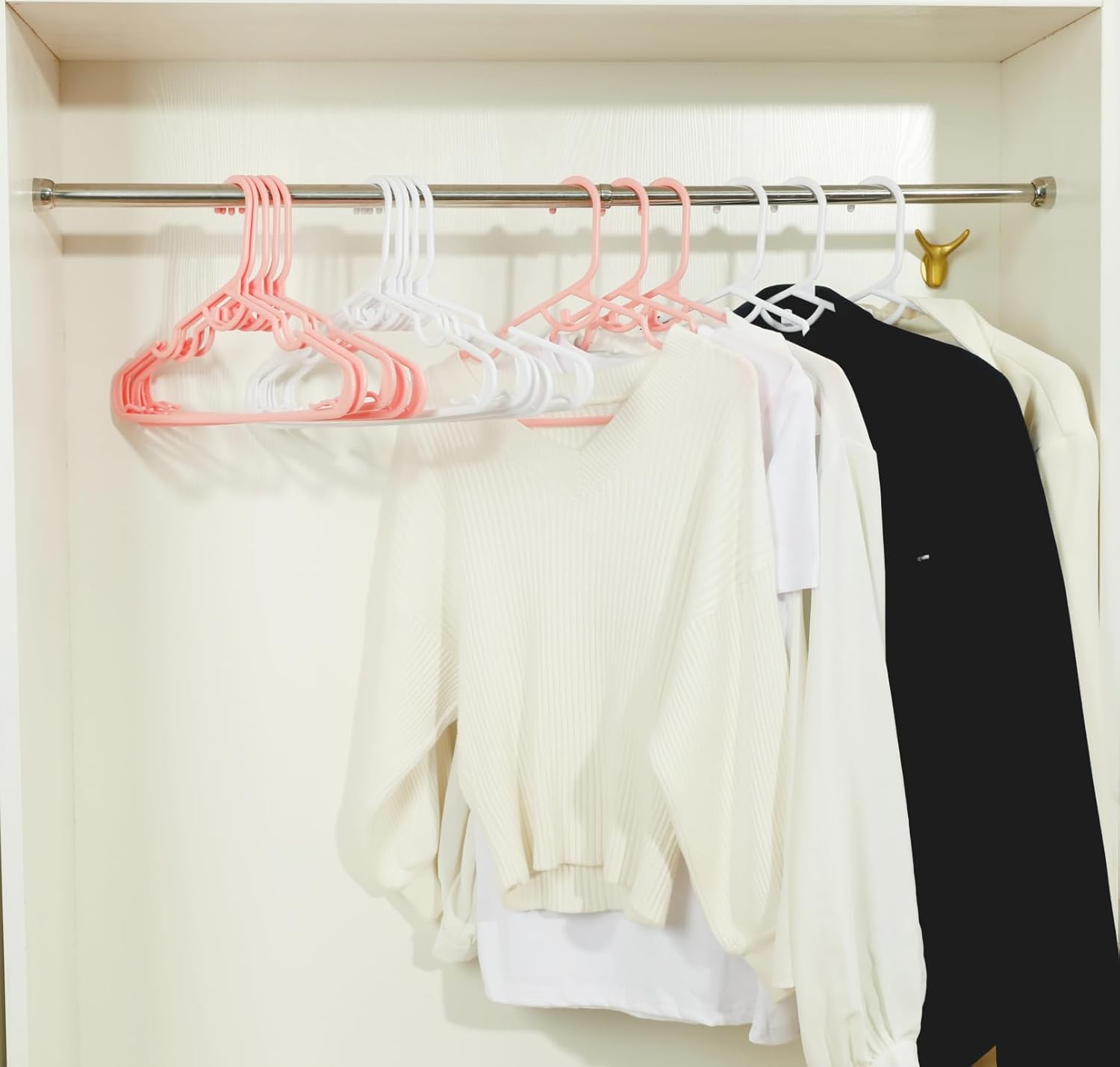 Paquete de 30 perchas de plástico rosa, apilables, ahorran espacio, perchas resistentes y duraderas para camisas, pantalones, abrigos, vestidos,