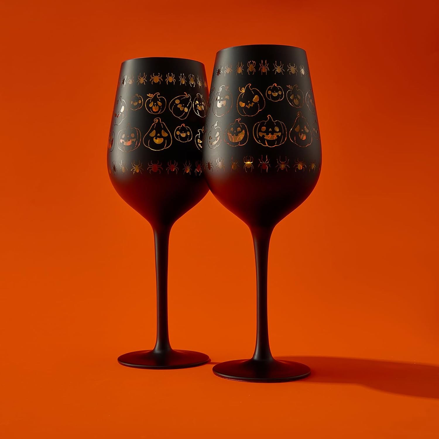 Copas de vino espeluznantes con tallo de cristal, juego de 2 unidades, con temática gótica, vibrante color negro y dorado, con patrón de fantasma,
