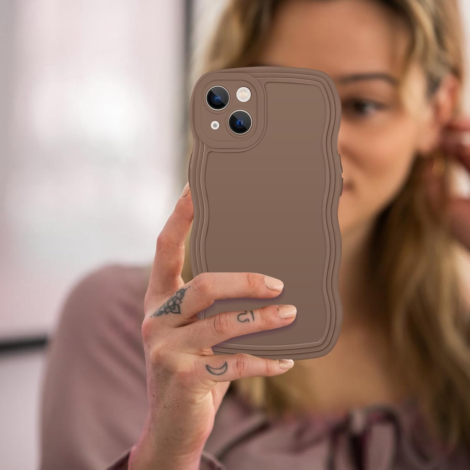 YINLAI Funda diseñada para iPhone 14, funda marrón para teléfono, bonita forma de marco ondulado rizado, para mujeres y niñas, delgada, suave, gel
