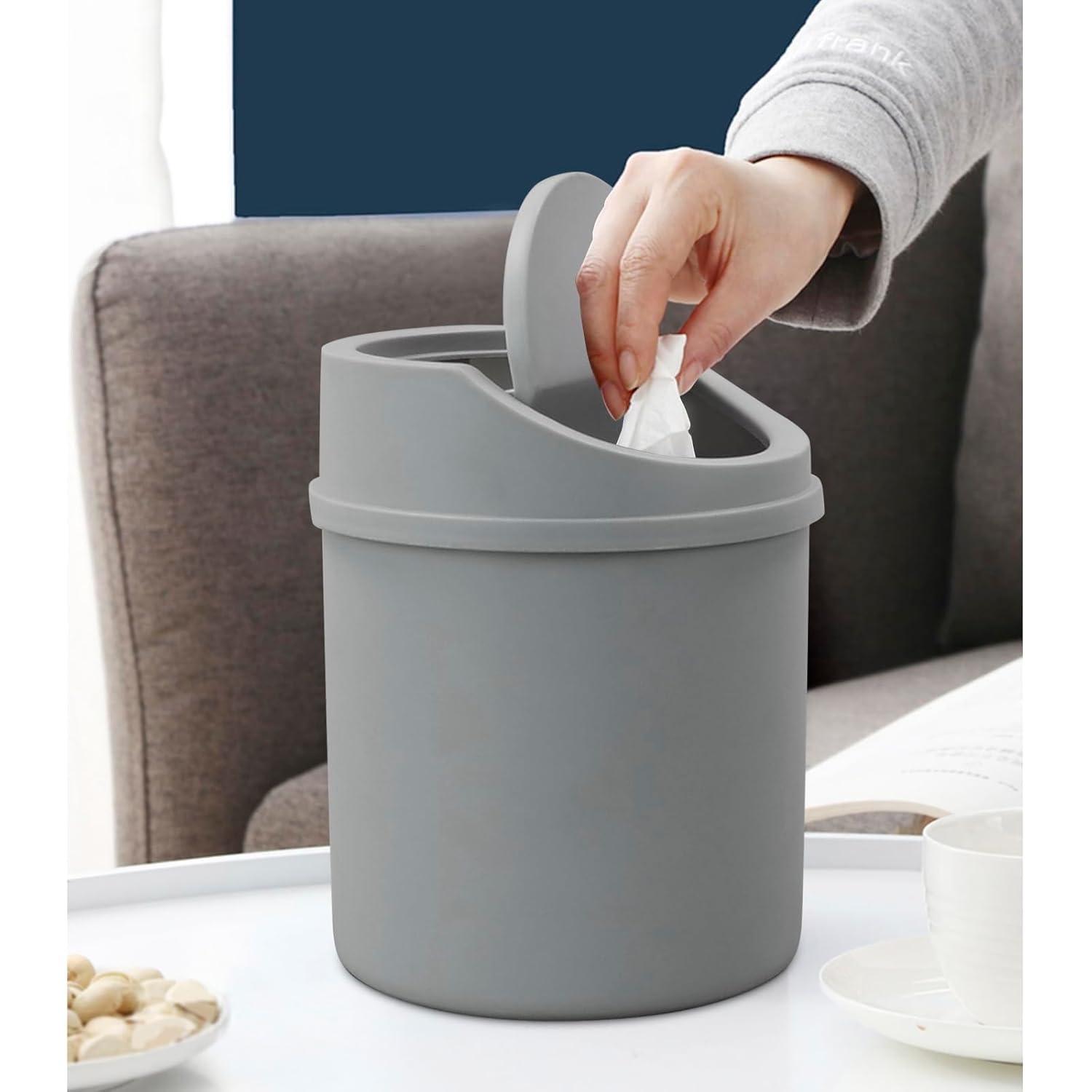 Mini bote de basura de plástico con tapa abatible, bote de basura pequeño de 0.7 galones, color gris