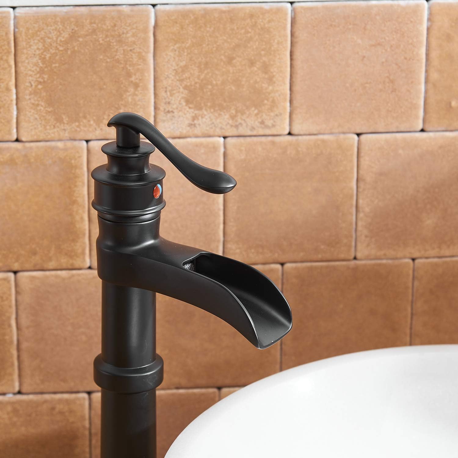 Grifo de lavabo de recipiente negro mate con montaje de drenaje desplegable y manguera de suministro de orificio de un solo mango, sin plomo, grifo