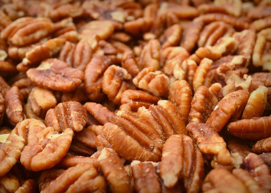 Pecan Shop Mitades de nuez nativa, receta familiar crujiente, empapada y seca con sal marina, 1 libra.