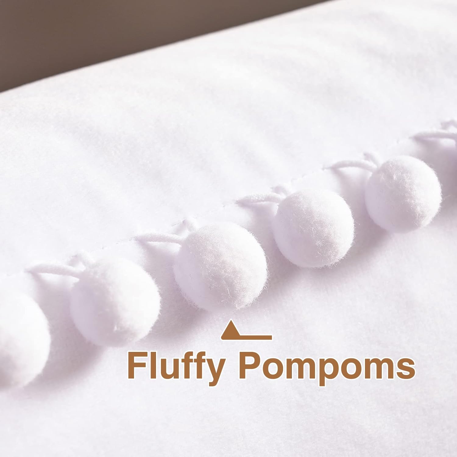 Top Finel juego de 2fundas de almohada decorativas con pompones, de terciopelo suave, lisas, para sofá, dormitorio o automóvil, 18 x 18pulgadas,
