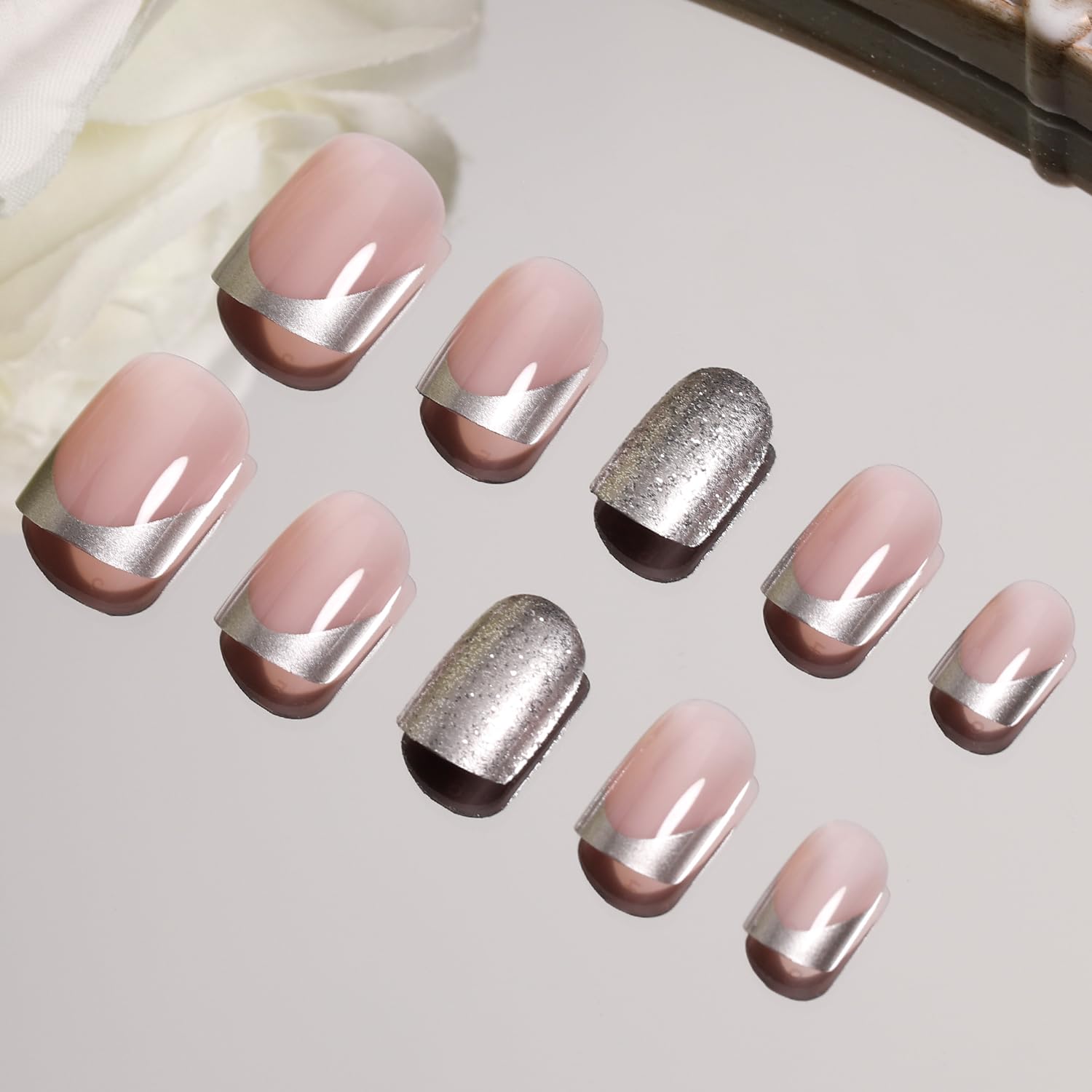 BettyCora – Uñas postizas cortas a presión, 24 puntas francesas cuadradas con pegamento para uñas, color plateado