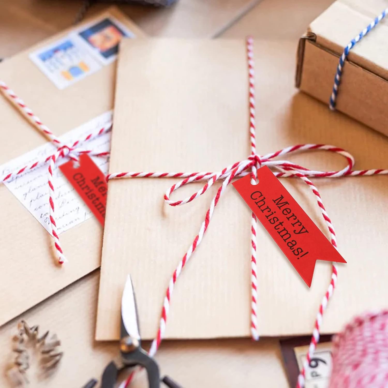jijAcraft Etiquetas de Feliz Navidad, 100 etiquetas de regalo con cuerda, etiquetas de papel kraft rojas impresas con etiqueta de Feliz Navidad,