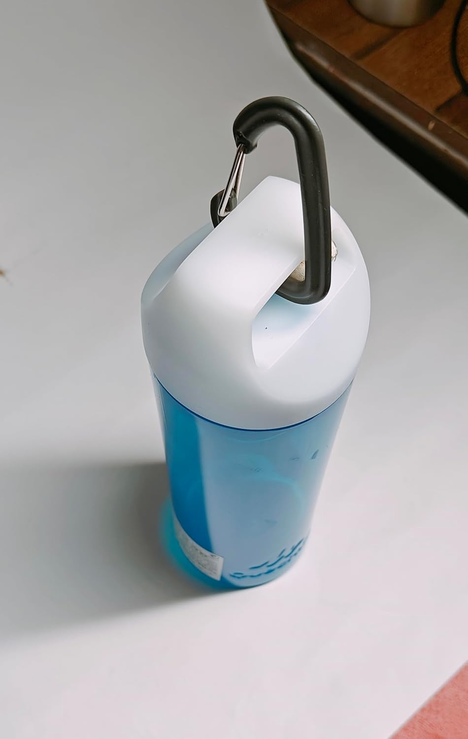 Quechua Botella 25.4 fl oz – Azul con Mosquetón de Plástico Gancho para la Botella