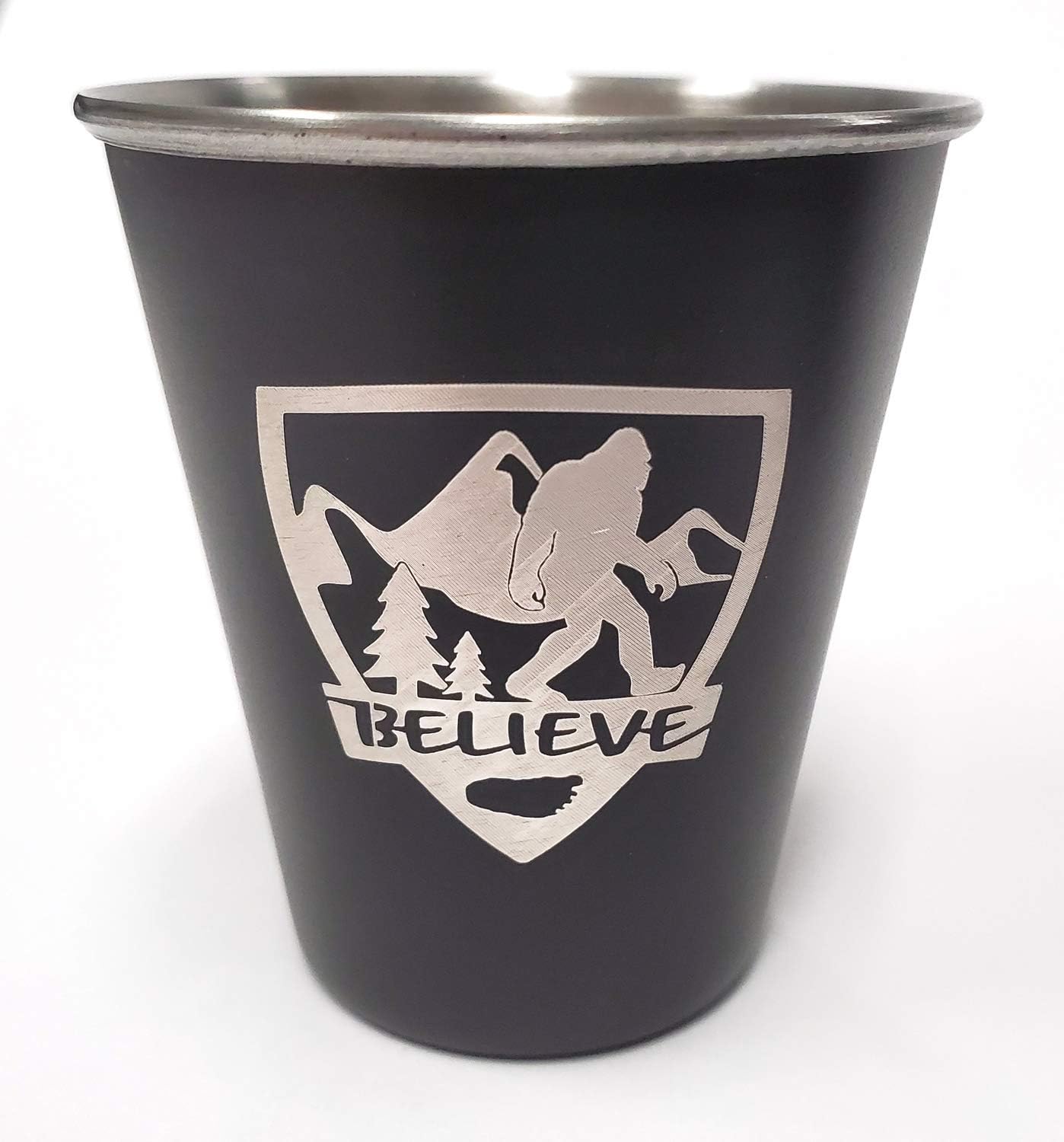 BELIEVE Bigfoot Shield – Vaso de chupito de acero inoxidable – BigfootSasquatchYetiWilderness Gift – Diseñado y fabricado en los Estados Unidos