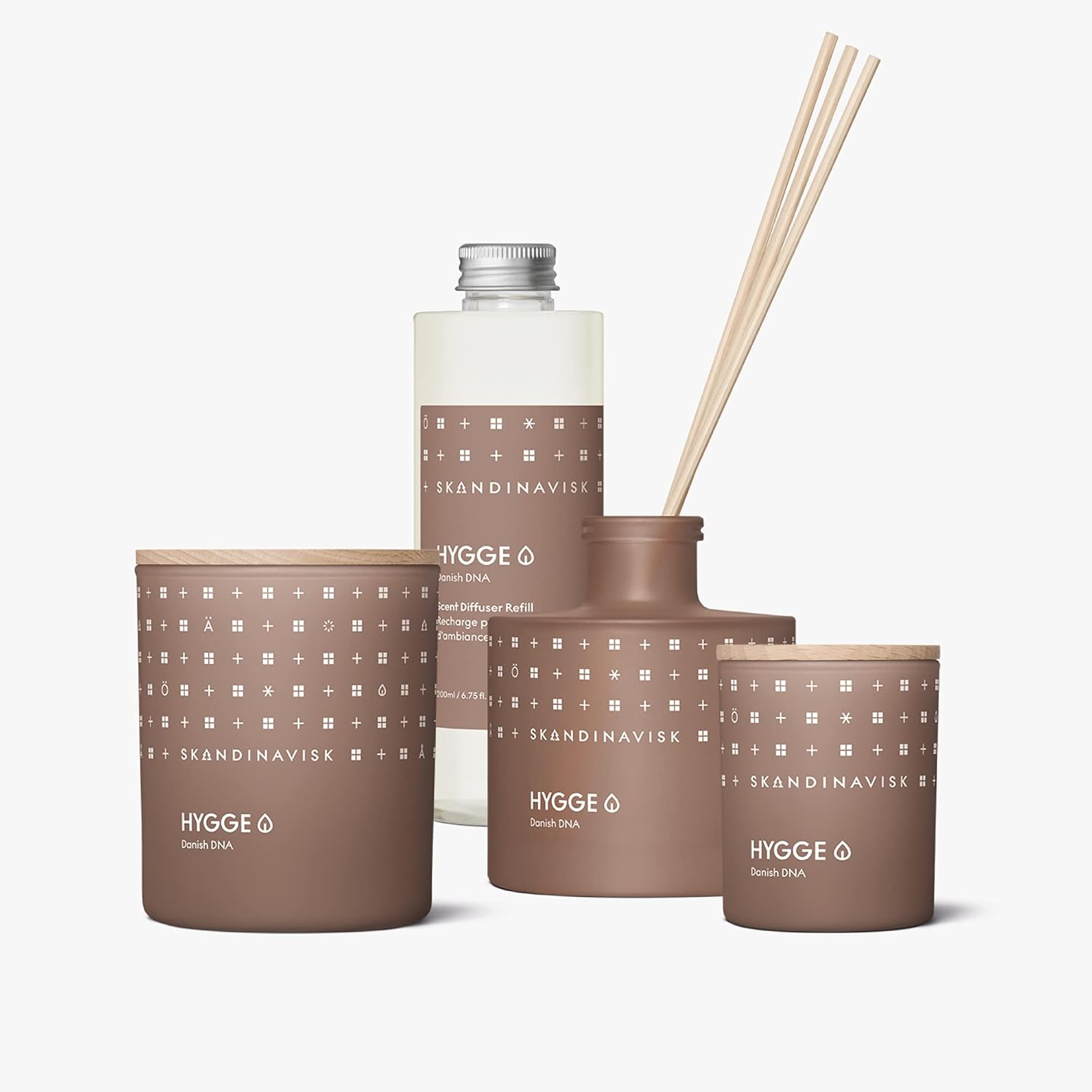 Skandinavisk Hygge ‘Cosiness’ – Mini vela perfumada. Notas de fragancia té negro y hojas de menta, manzanas secas y canela horneada. 2.3 oz.