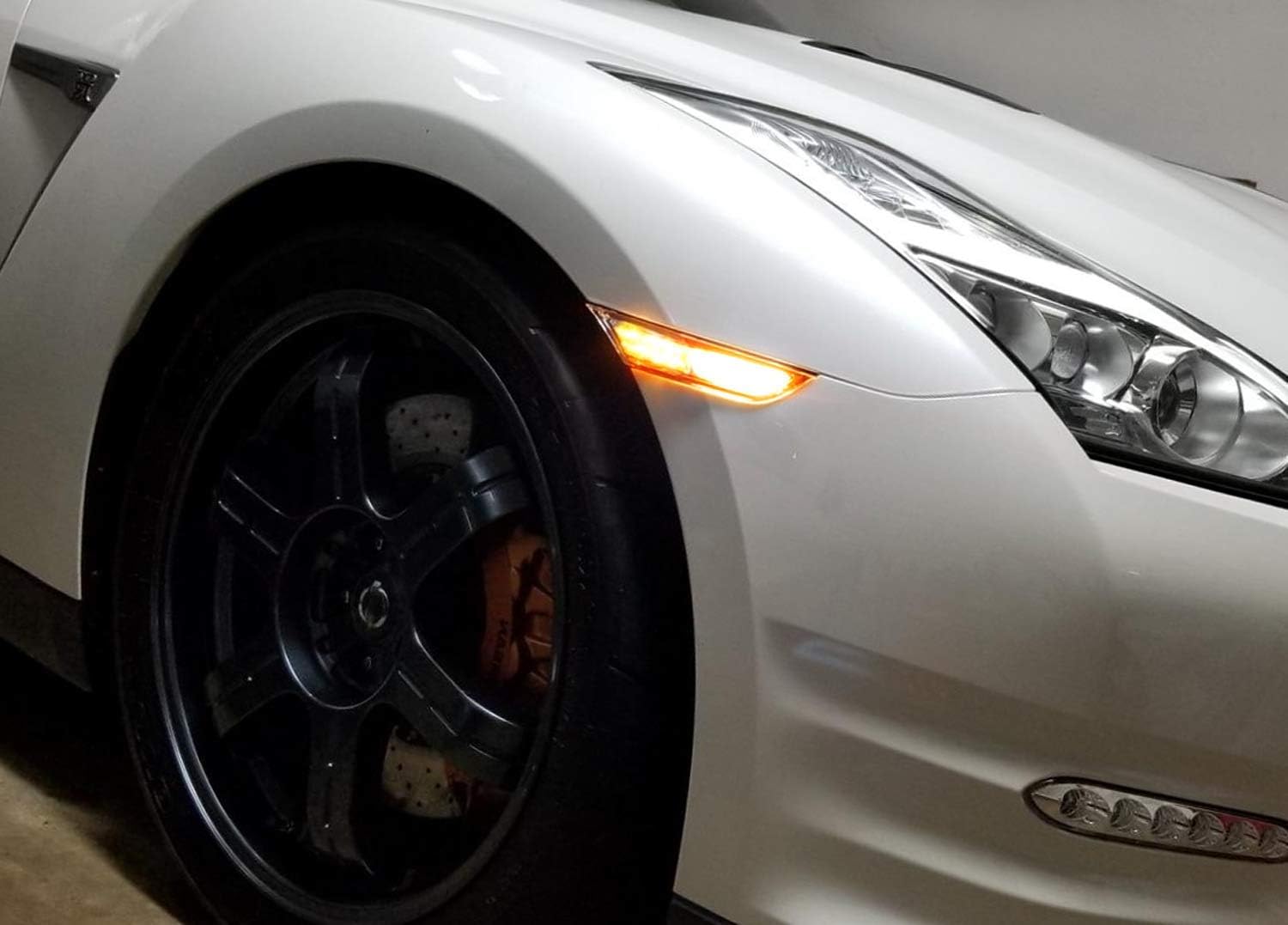 iJDMTOY JDM – Kit de luz de marcador frontal y lateral frontal con lente ahumada 3D ámbar, compatible con Nissan GT-R 2007 en adelante, alimentado