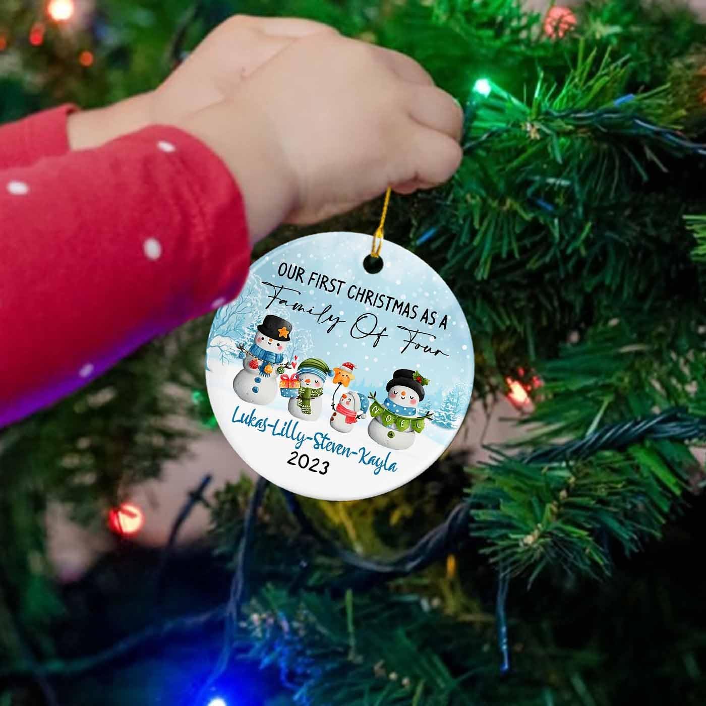 Adorno de cerámica personalizado para familia de 4 muñecos de nieve, nuestra primera Navidad como familia de cuatro, decoración de recuerdo de