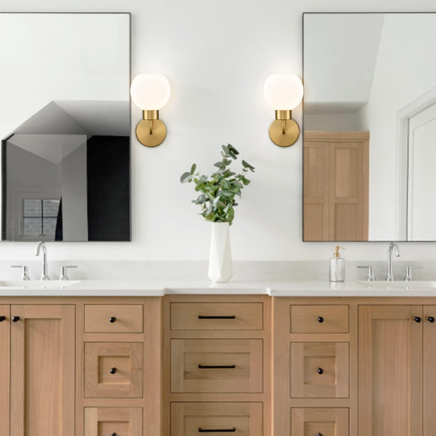 Moderno aplique de pared de baño dorado con globo de cristal de ópalo para baño y dormitorio, juego de 2
