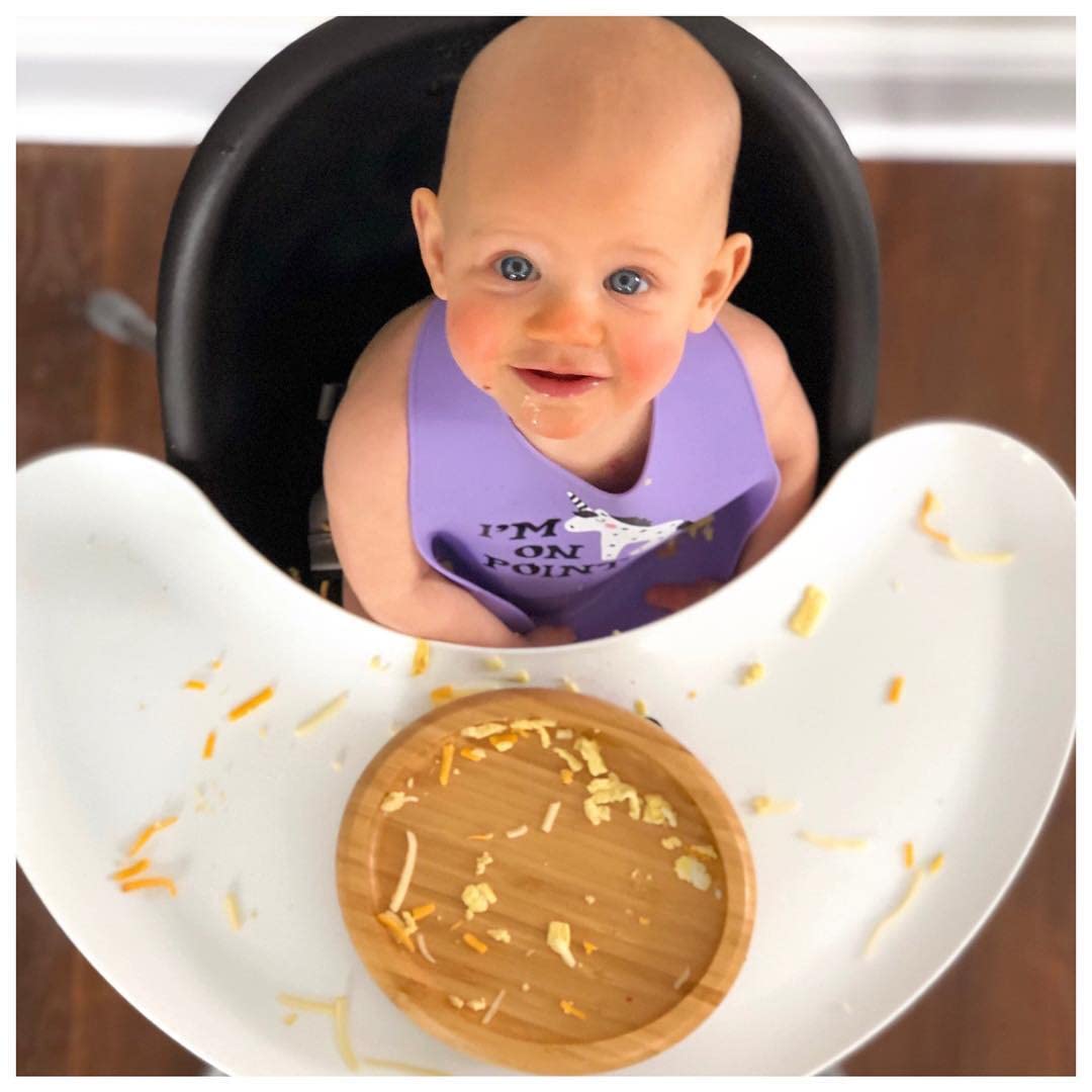 Avanchy Platos clásicos para bebés de bambú no divididos con succión para bebés y niños pequeños con cuchara de silicona para alimentación, color