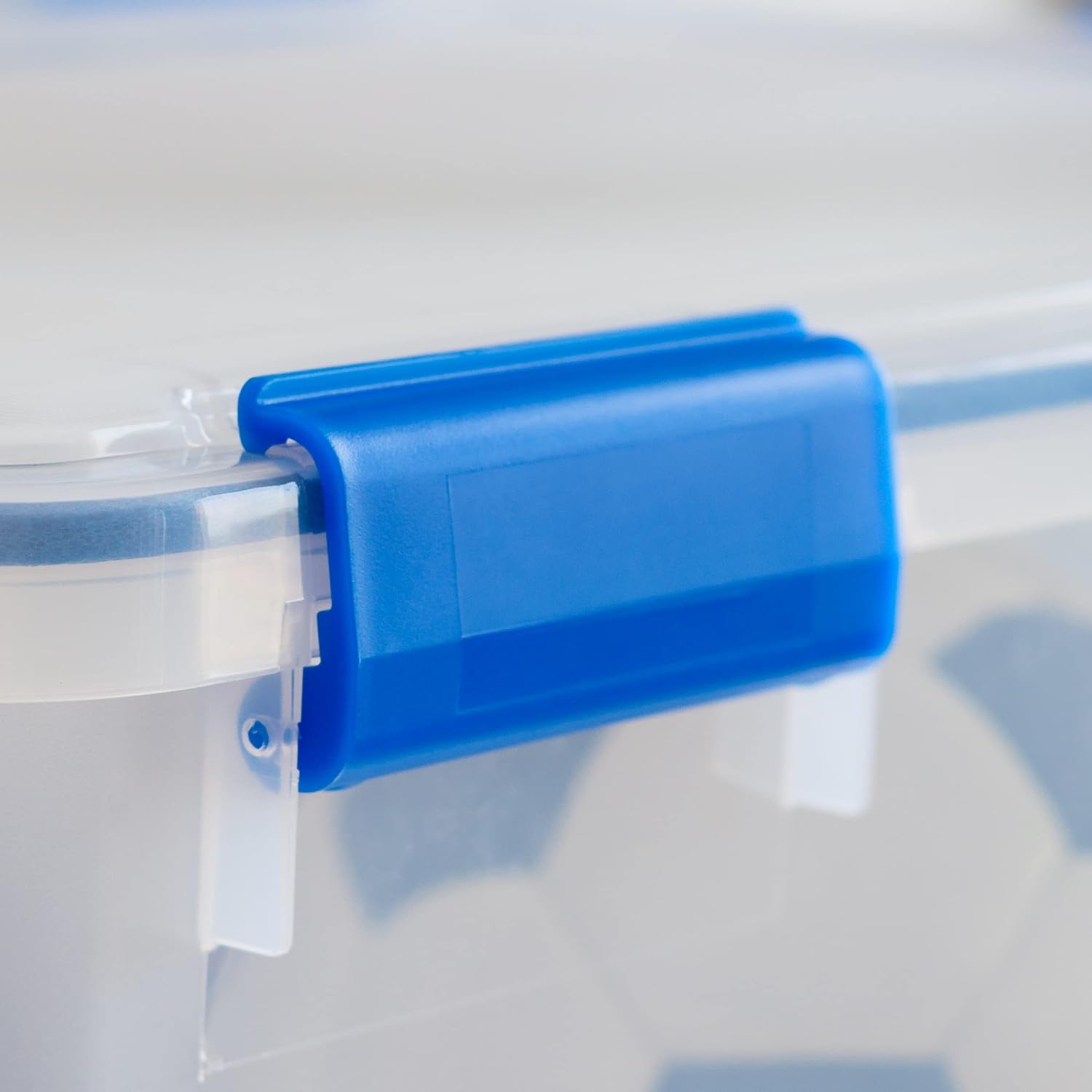 IRIS USA – Contenedor organizador de plástico hermético de 70 cuartos de galón con tapa duradera y sello y hebillas de cierre seguro